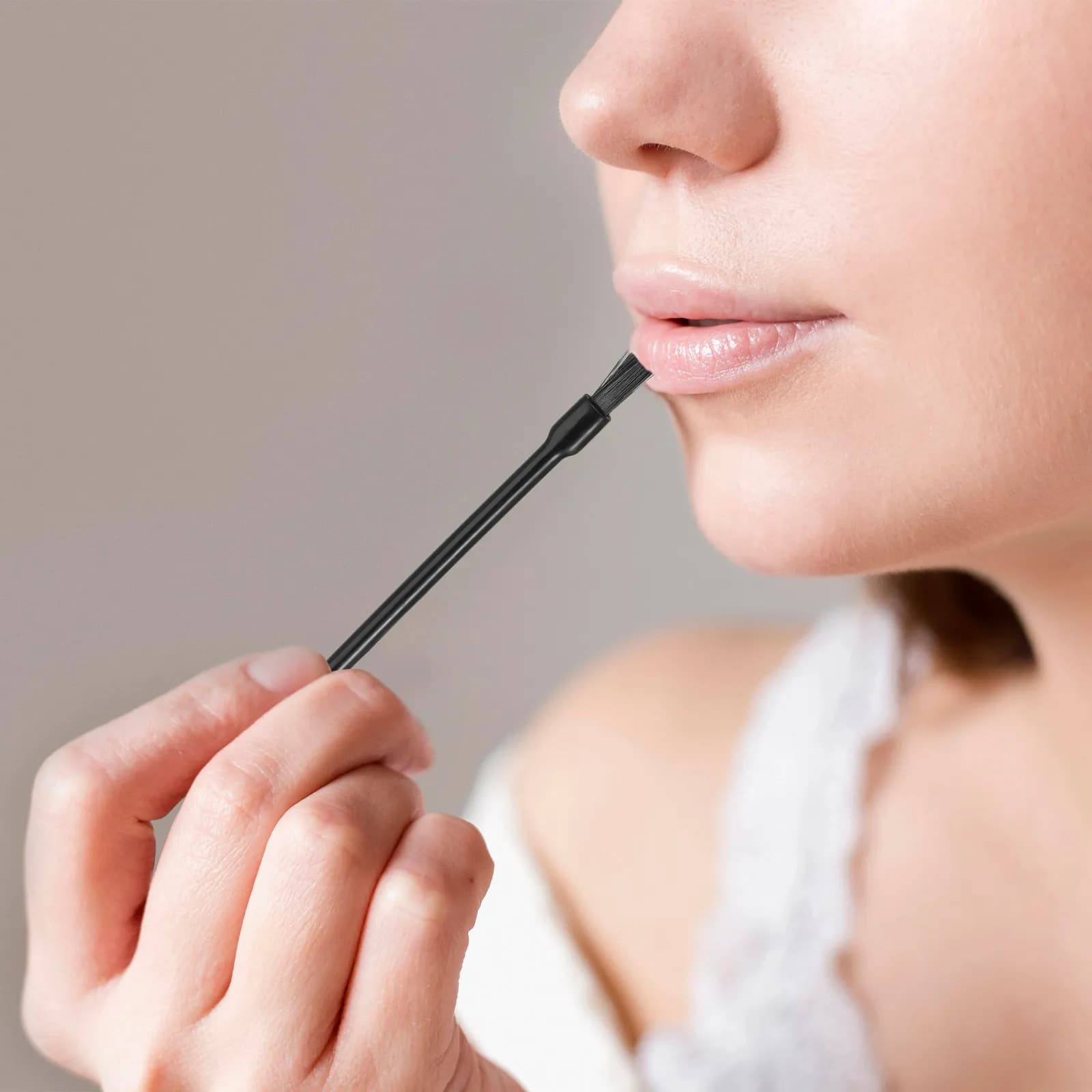 100Pcs Lip Gloss Wands Disposable Lip Brush Nylon Bristle Applicators Soft Smooth Coverage Lightweight Makeup